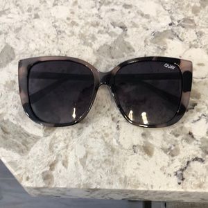 Quay oversized round tortoise sunnies , with case